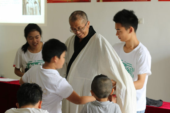 1437013758184176.jpg 给爷爷穿汉服_副本.jpg